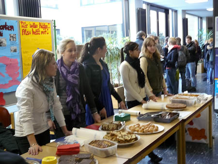 Kuchenverkauf in der Pausenhalle